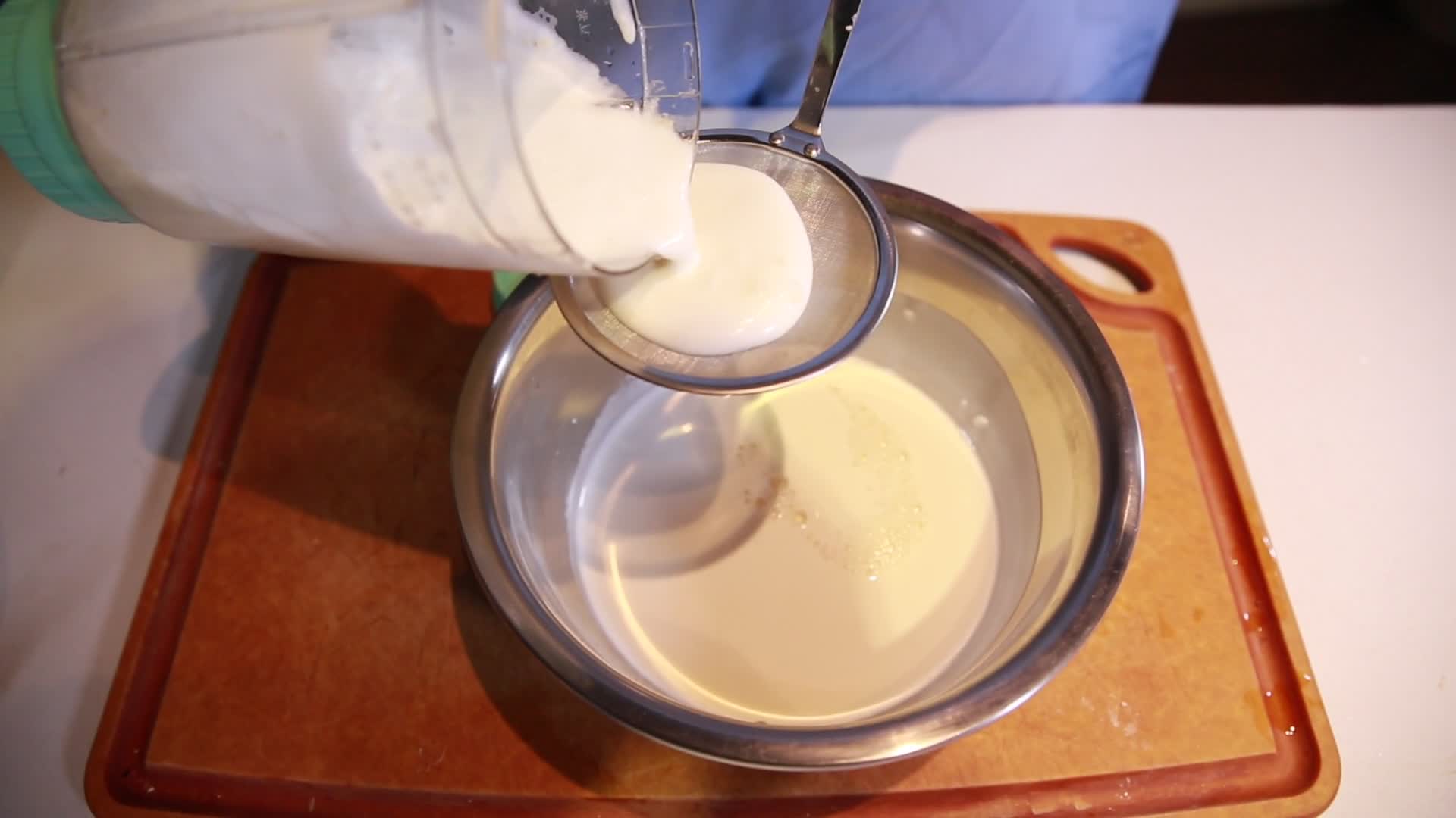 豆浆机榨汁机料理机过滤豆浆视频的预览图