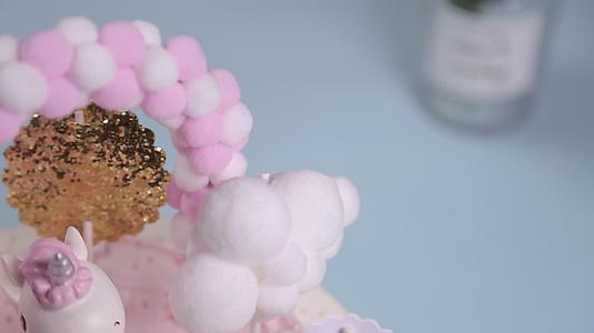 粉红色独角兽奶油生日蛋糕视频的预览图