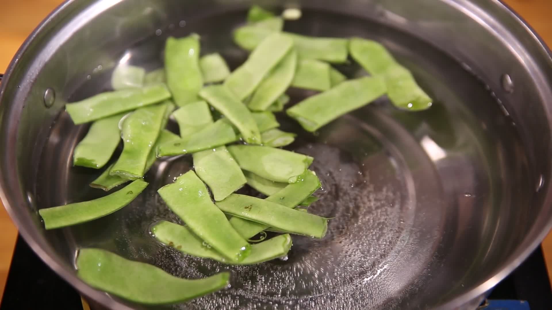 沸水煮制扁豆去皂甙视频的预览图