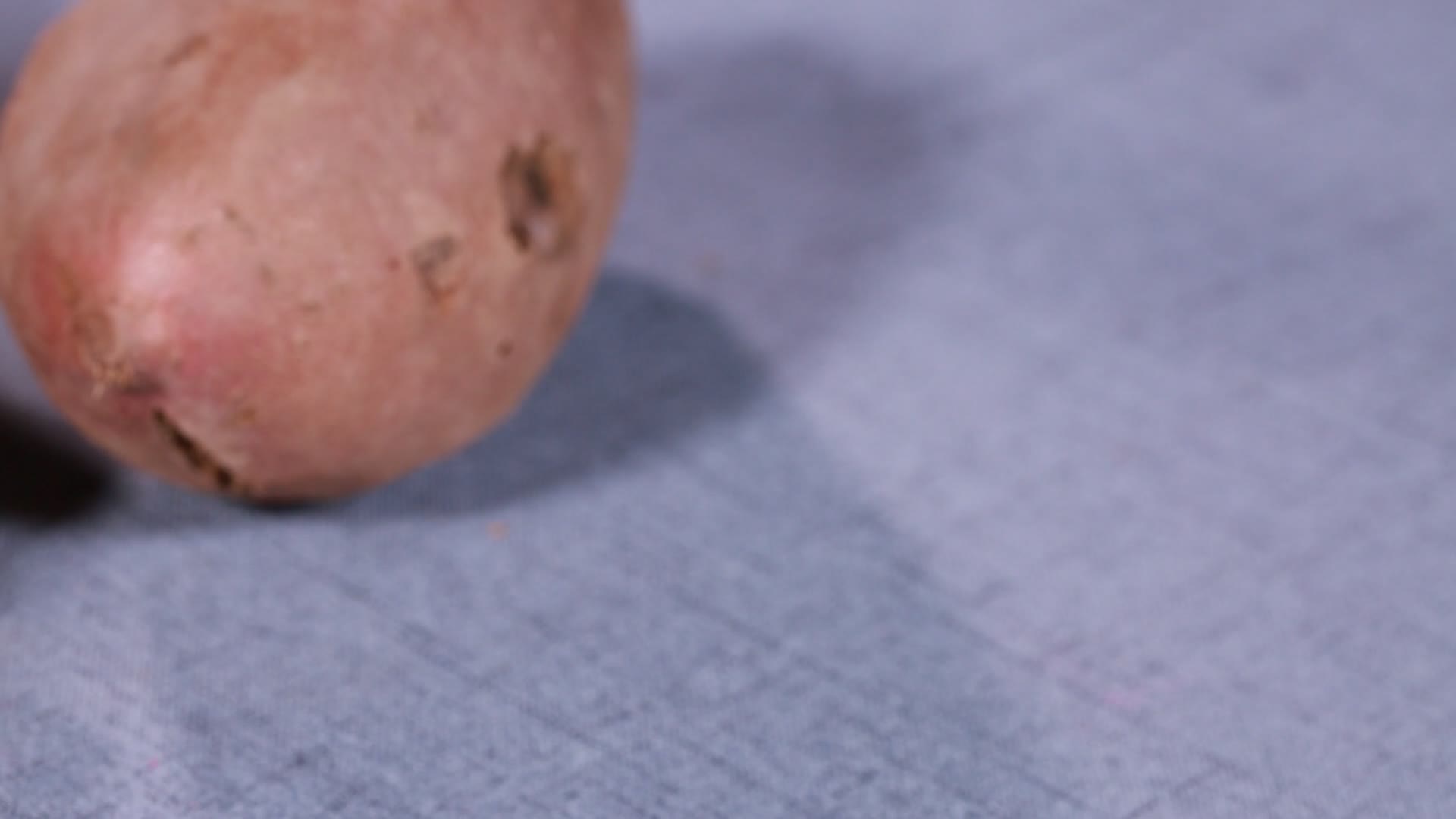 腐烂地瓜红薯白薯上的黑斑疤痕视频的预览图