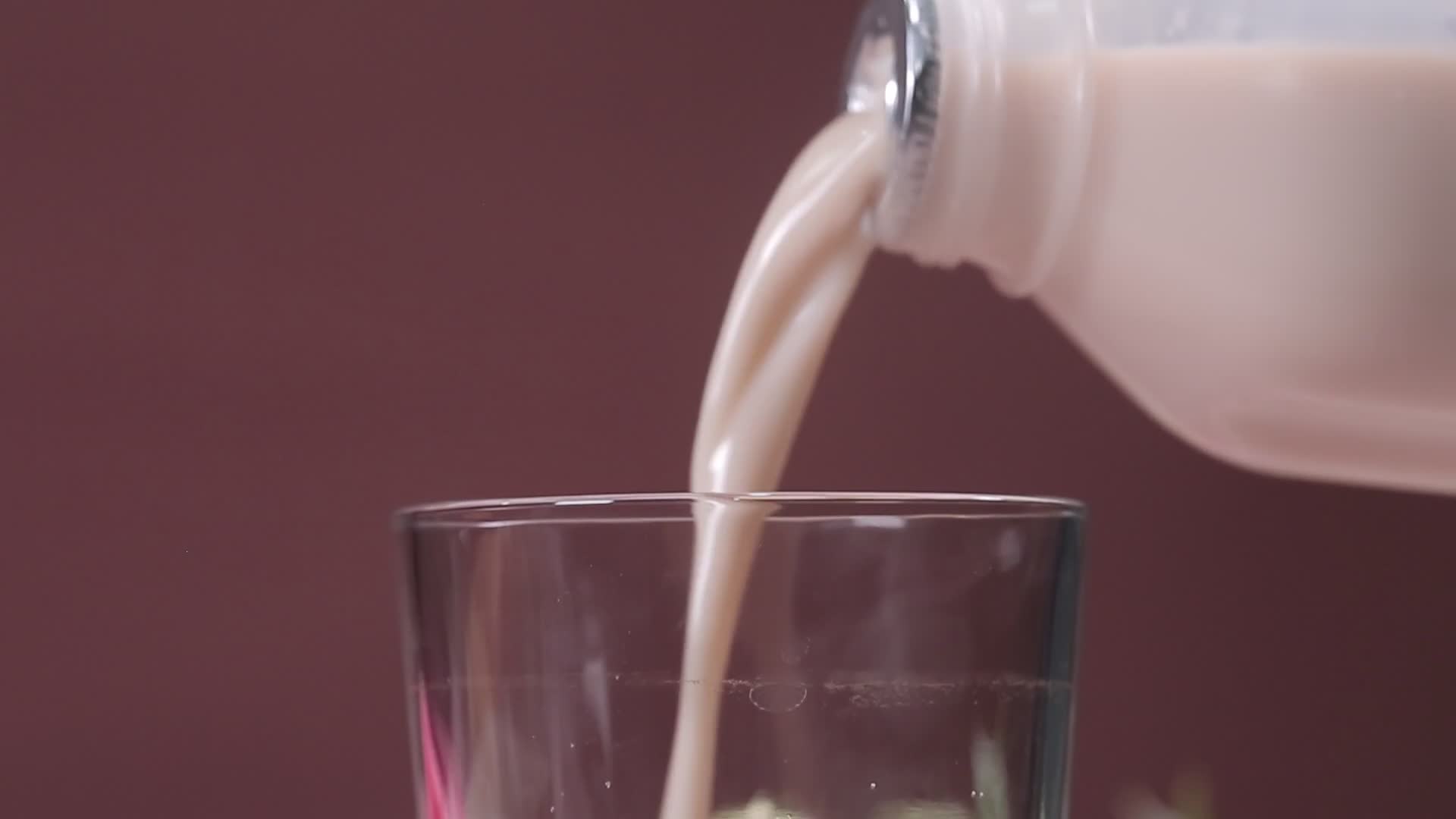牛奶豆浆蛋白质视频的预览图