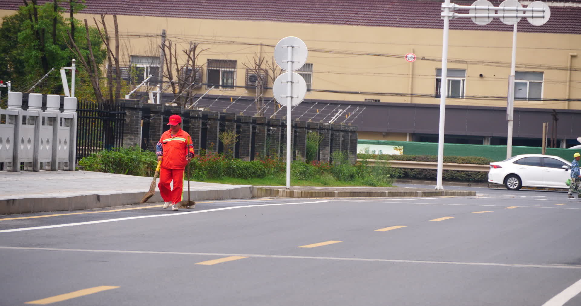 南京江宁环卫工人清扫马路4K实拍视频视频的预览图