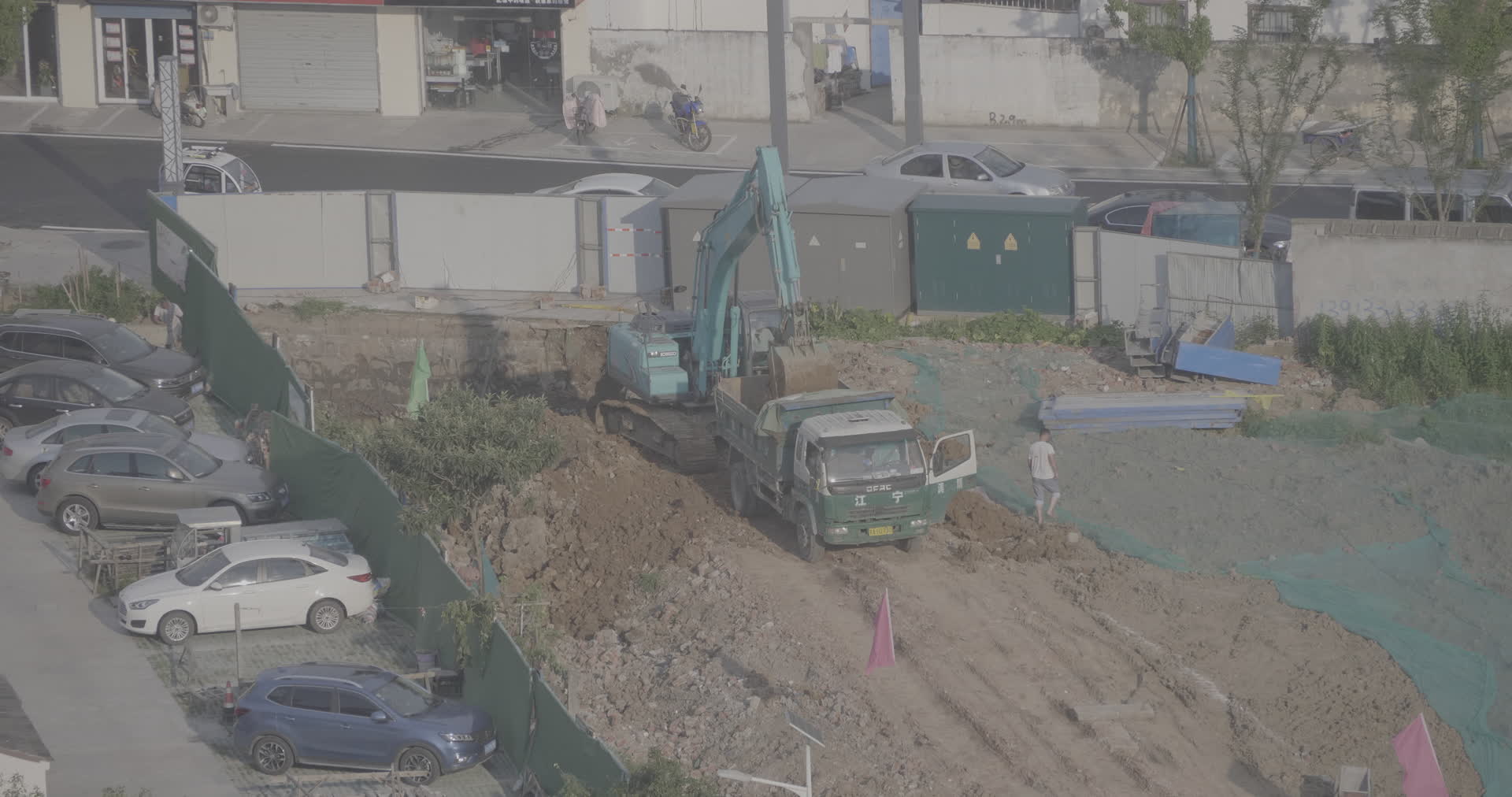 南京江宁施工现场挖掘机渣土车4K实拍视频视频的预览图