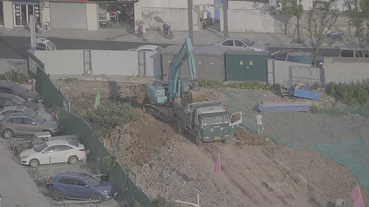 南京江宁施工现场挖掘机渣土车4K实拍视频视频的预览图