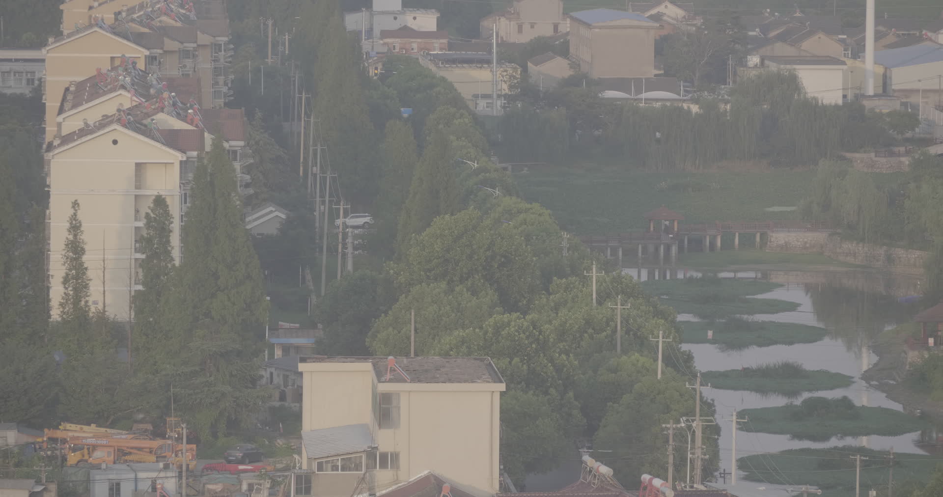 南京江宁秣陵关公园池塘俯拍4K实拍视频视频的预览图
