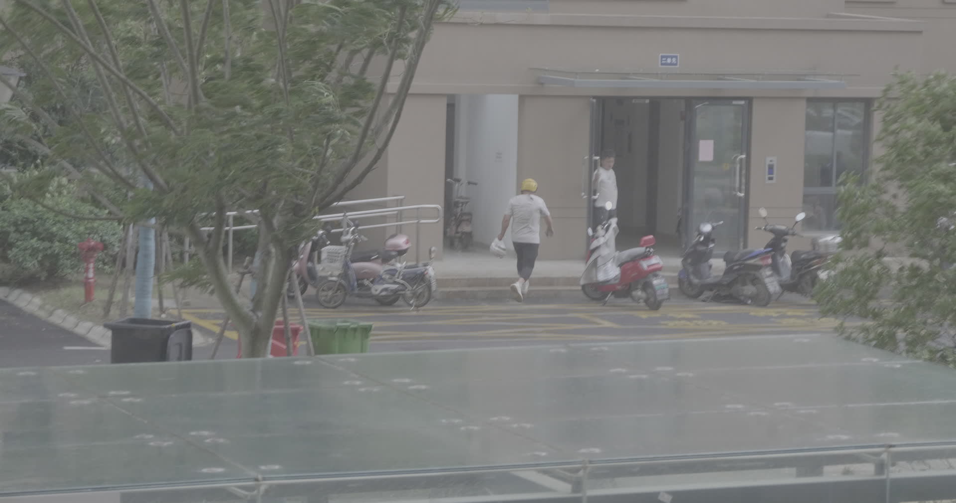 南京江宁下雨天外卖小哥送餐4K实拍视频视频的预览图