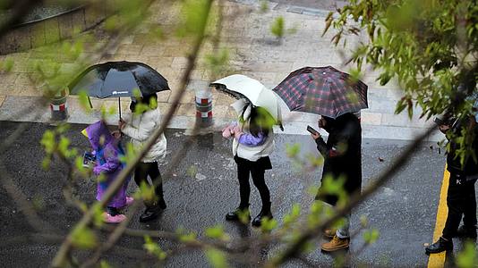 南京小区居民冒雨排队核酸视频的预览图