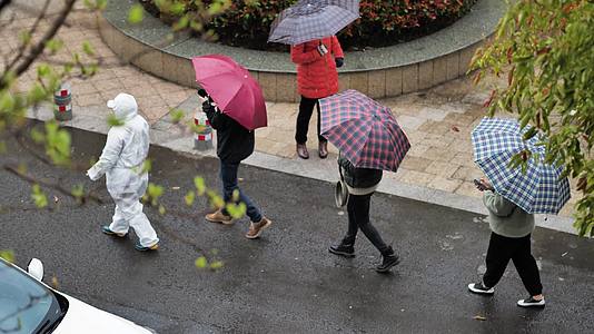 南京小区居民冒雨排队核酸2视频的预览图