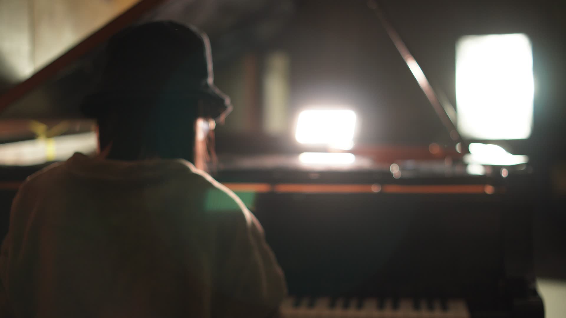 逆光下弹钢琴演奏视频的预览图