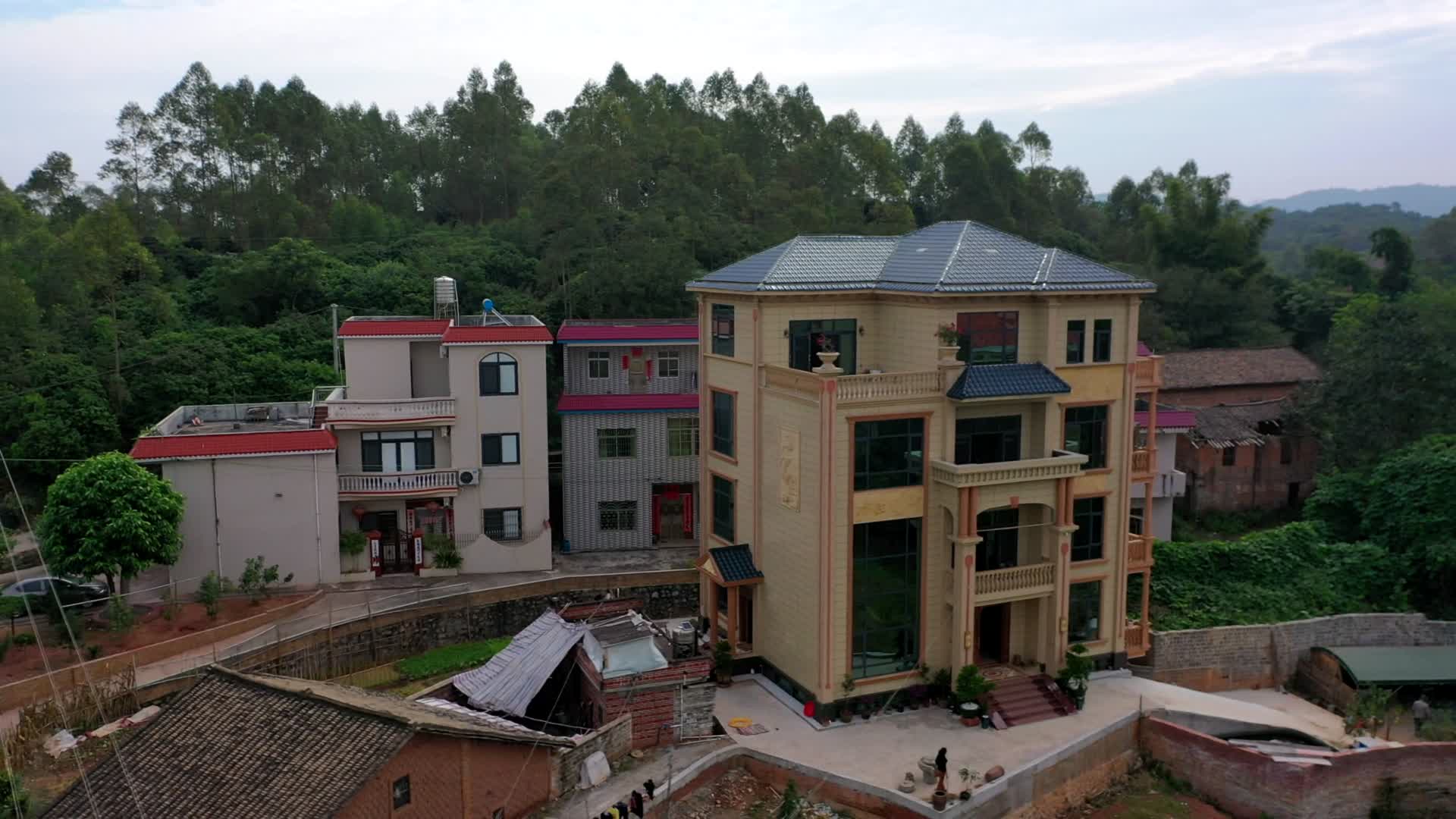 航拍实拍农村漂亮一栋别墅视频的预览图