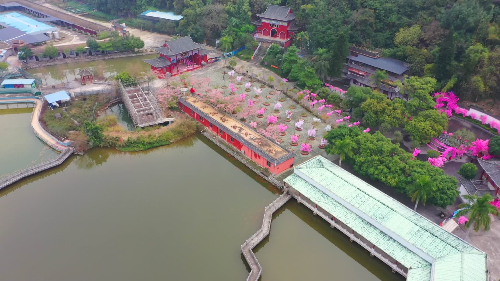 航拍实拍广西玉林兴业县鹿峰山景区视频的预览图