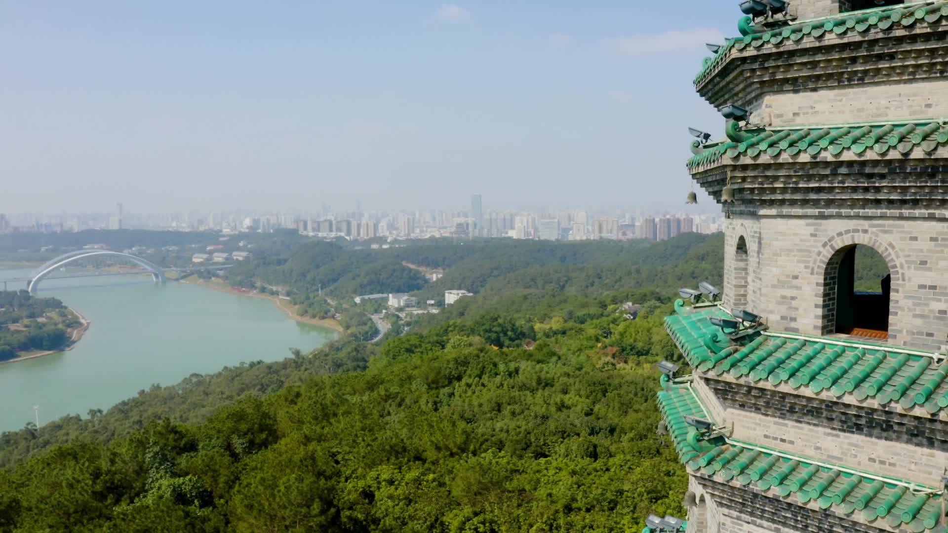 龙象塔是在广西首府南宁的邕江江畔远处连绵青山上的一处宝塔视频的预览图