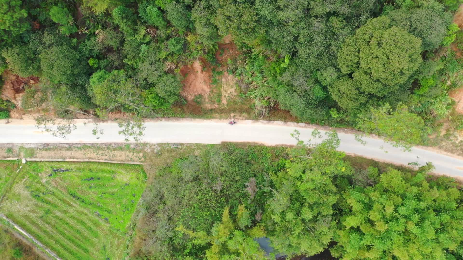 实拍航拍乡村道路视频的预览图