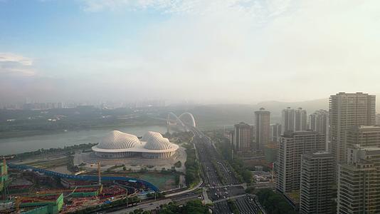 4K航拍南宁城市的清晨视频的预览图