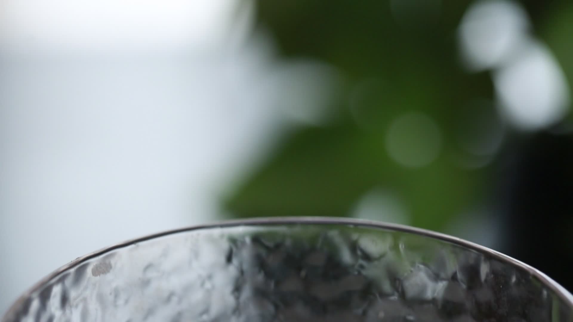 玻璃杯装一杯牛奶视频的预览图