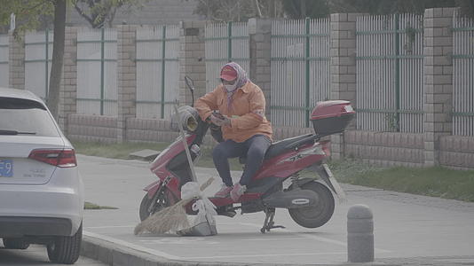 南京环卫工人电动车上休息4K实拍视频视频的预览图