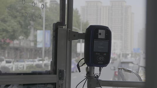 南京公交行驶中公共交通购票机刷卡机买票扫码4K实拍视频视频的预览图