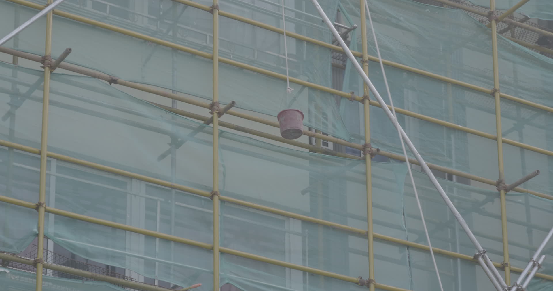 南京城市更新小区建筑翻新外墙粉刷施工4K实拍视频视频的预览图