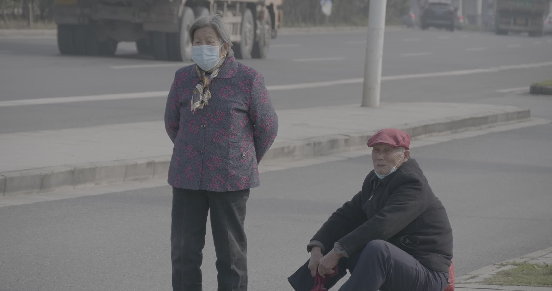 南京等候公交老年夫妻4K实拍视频视频的预览图