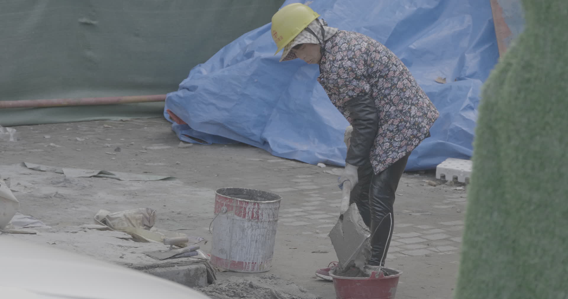 南京城市更新小区建筑翻新铲灰施工4K实拍视频视频的预览图