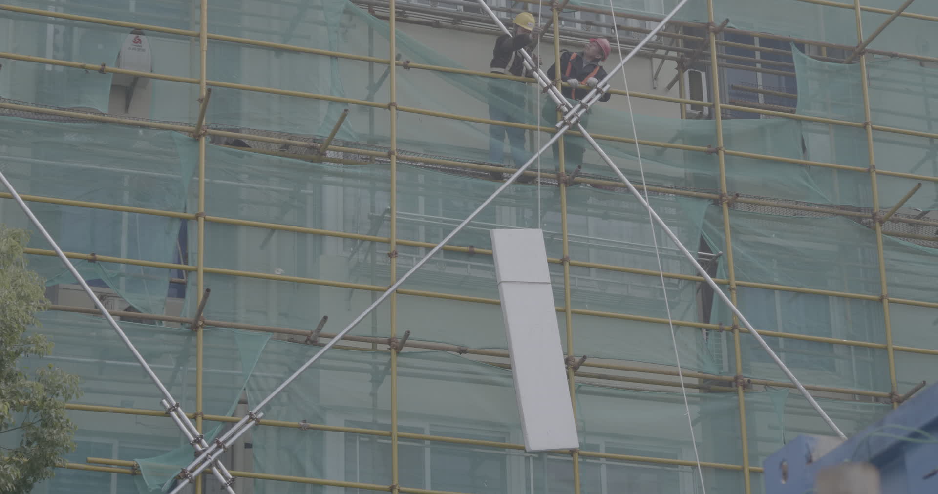 南京城市更新小区建筑翻新起吊重物施工4K实拍视频视频的预览图