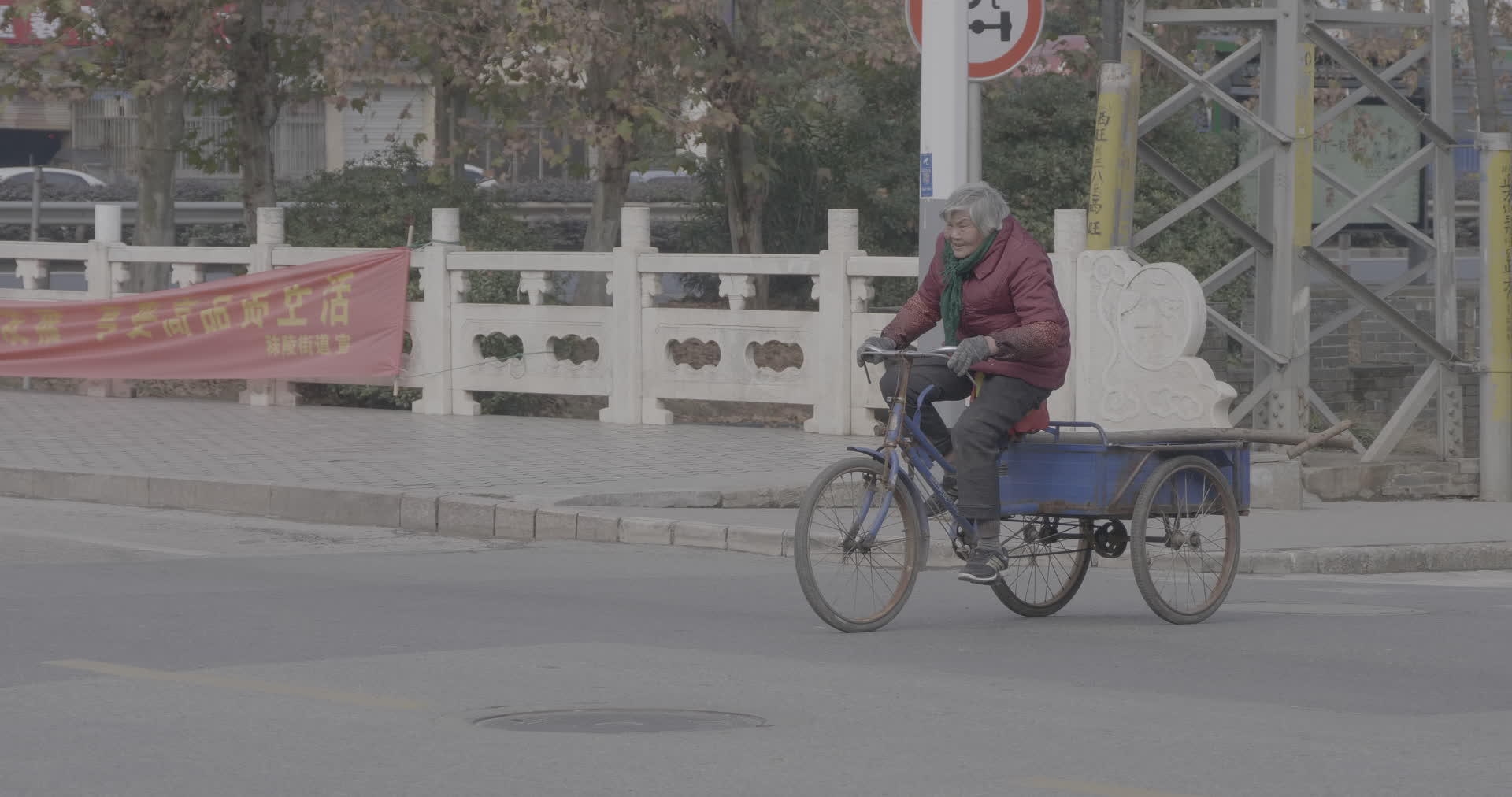 南京江宁乡村蹬三轮老年人4K实拍视频视频的预览图
