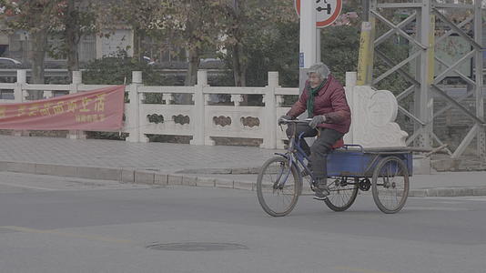 南京江宁乡村蹬三轮老年人4K实拍视频视频的预览图