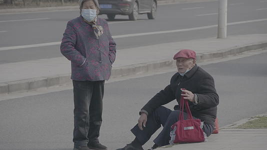 南京等候公交老年夫妻4K实拍视频视频的预览图
