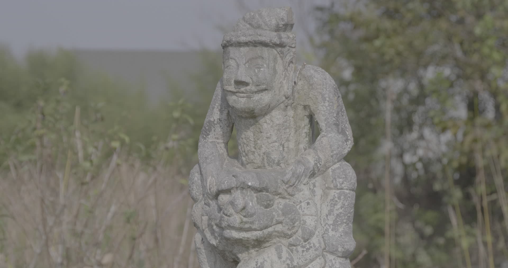 南京江宁杨柳村古建筑群单个石柱人像雕塑4K实拍视频视频的预览图
