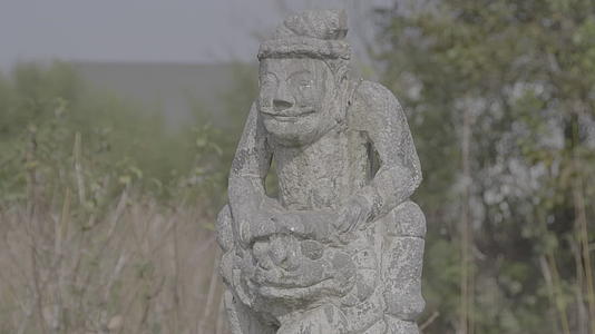 南京江宁杨柳村古建筑群单个石柱人像雕塑4K实拍视频视频的预览图