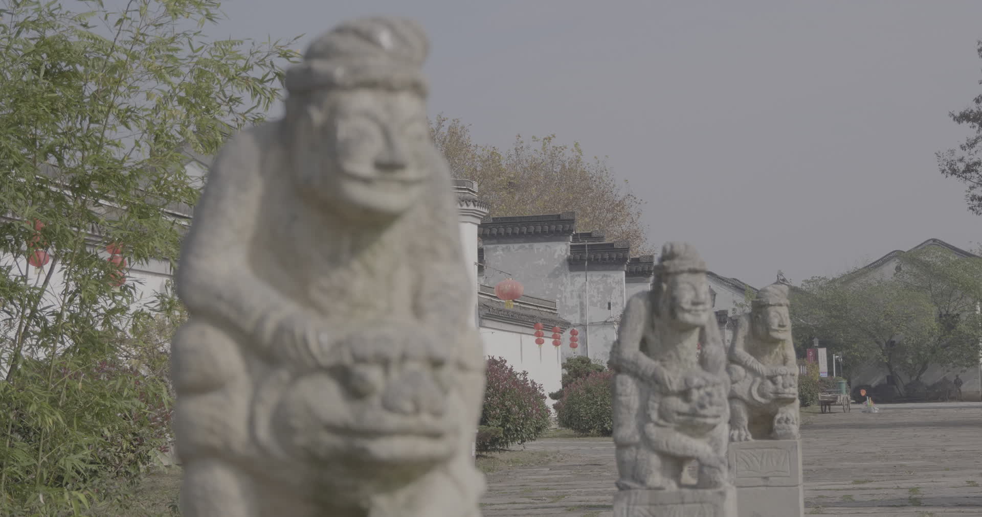 南京江宁杨柳村古建筑群石柱人像雕塑4K实拍视频视频的预览图