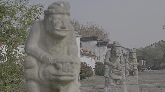 南京江宁杨柳村古建筑群石柱人像雕塑4K实拍视频视频的预览图