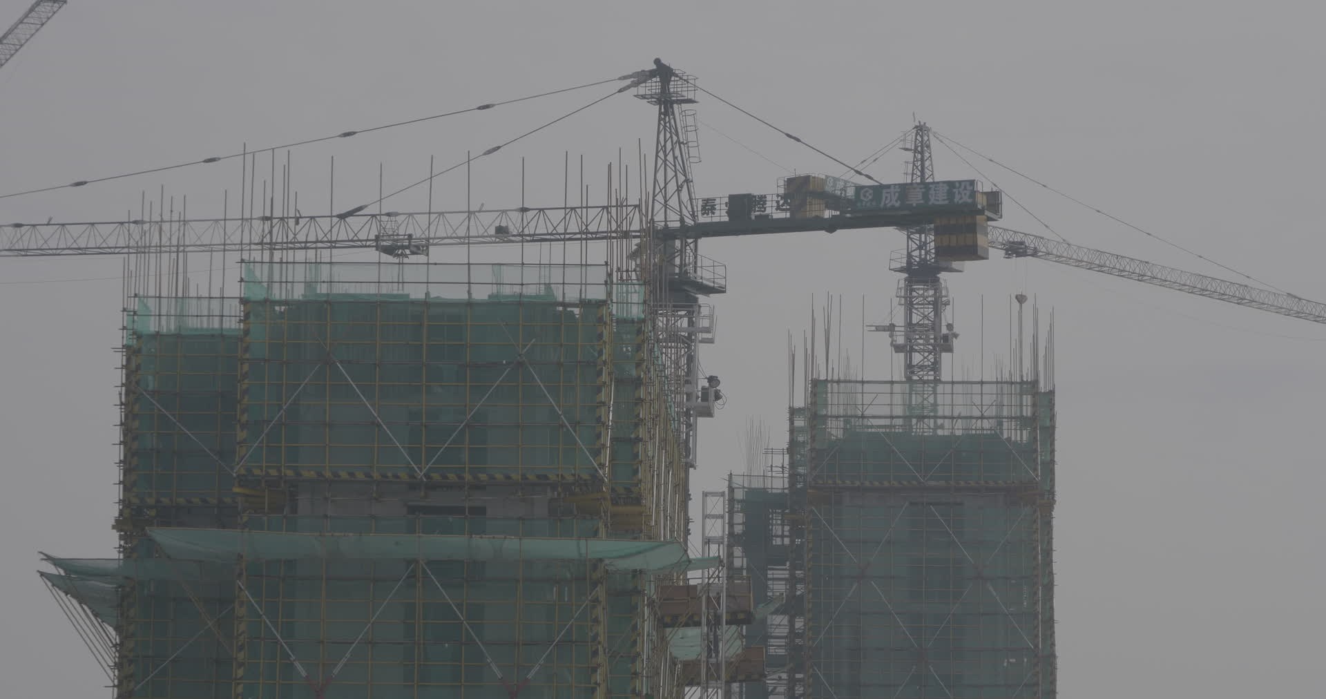 南京江宁建筑工地塔吊4K实拍视频视频的预览图