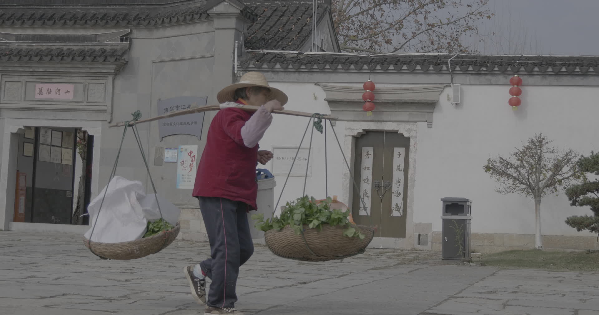 南京江宁杨柳村古建筑群扁担肩挑卖菜4K实拍视频视频的预览图