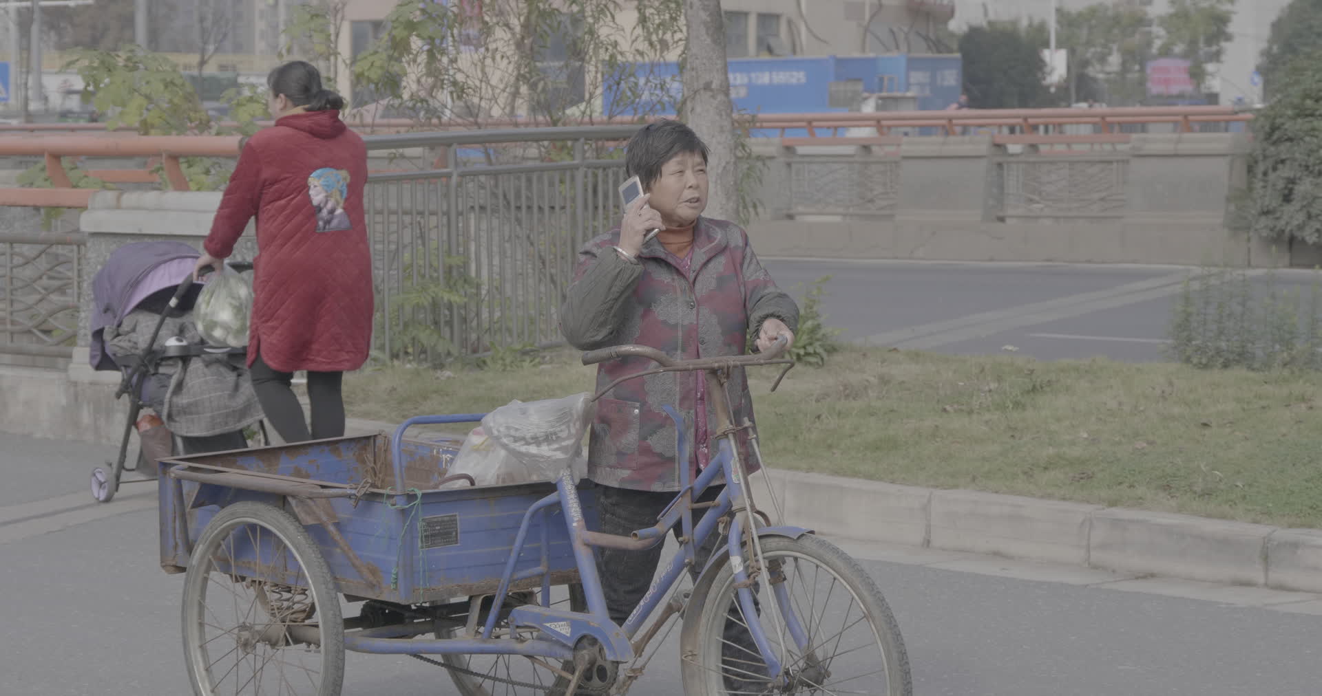 南京江宁牵三轮车打电话4K实拍视频视频的预览图