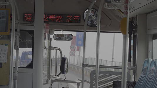 南京公交车行驶中公共交通购票机刷卡机买票扫码4K实拍视频视频的预览图