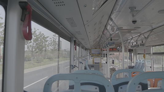 南京公交车行驶中公共交通购票机刷卡机买票扫码空座位扶手抓手吊牌4K实拍视频视频的预览图