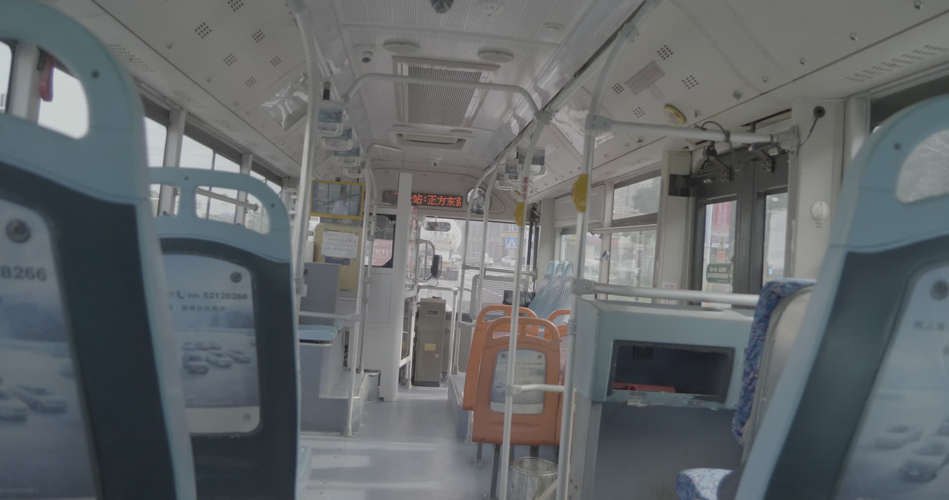 南京公交车行驶中公共交通购票机刷卡机买票扫码空座位扶手抓手吊牌4K实拍视频视频的预览图