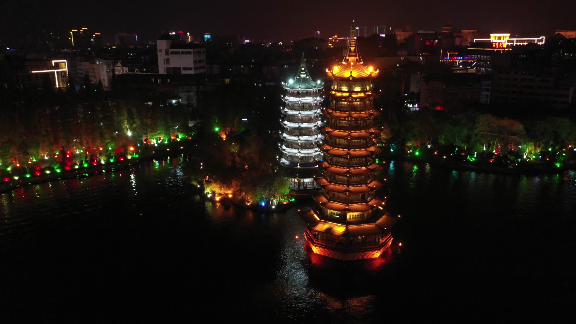 桂林日月双塔号称世界第一铜塔是桂林旅游的一个绝美夜景观赏地视频的预览图