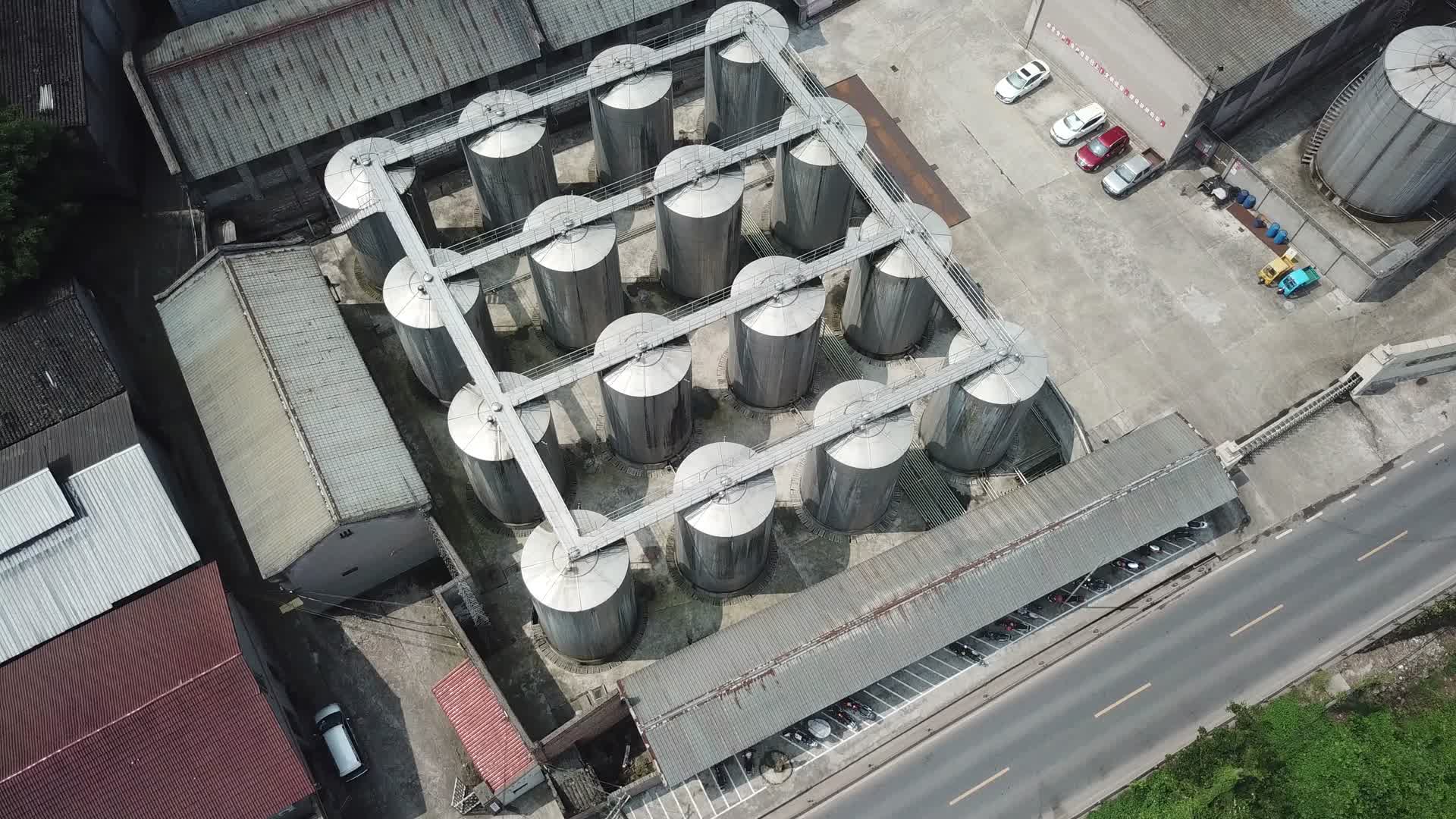 航拍酒厂酒罐酒生产酒坊流水线视频的预览图
