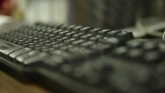 打字办公键盘电脑视频的预览图