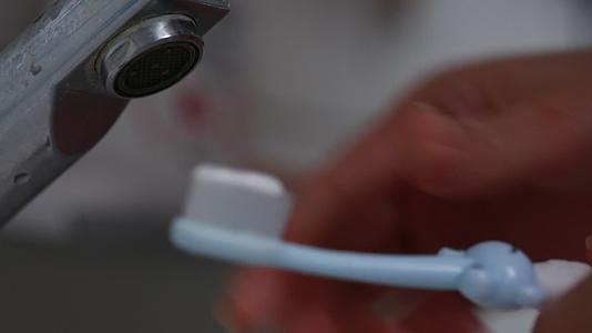 牙刷牙杯牙具清洗牙刷视频的预览图
