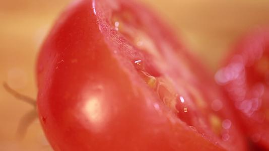 唯美摄影拍摄沾满露水的番茄视频的预览图