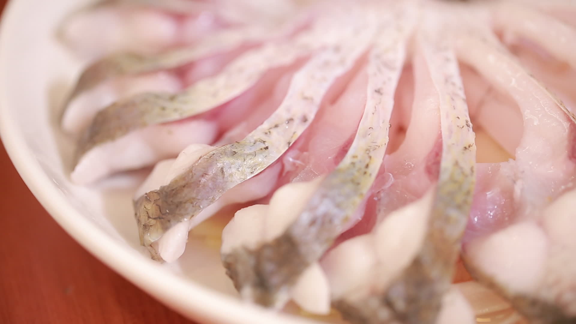 蒸熟的鱼肉装盘视频的预览图
