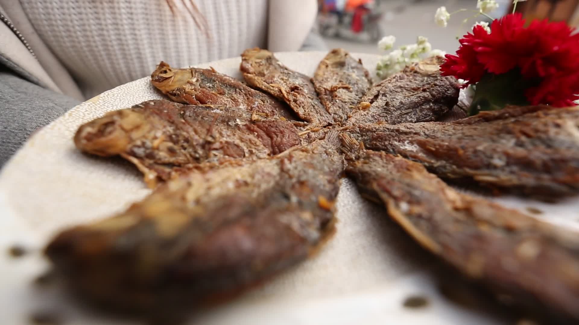 油炸小黄鱼焖酥鱼视频的预览图