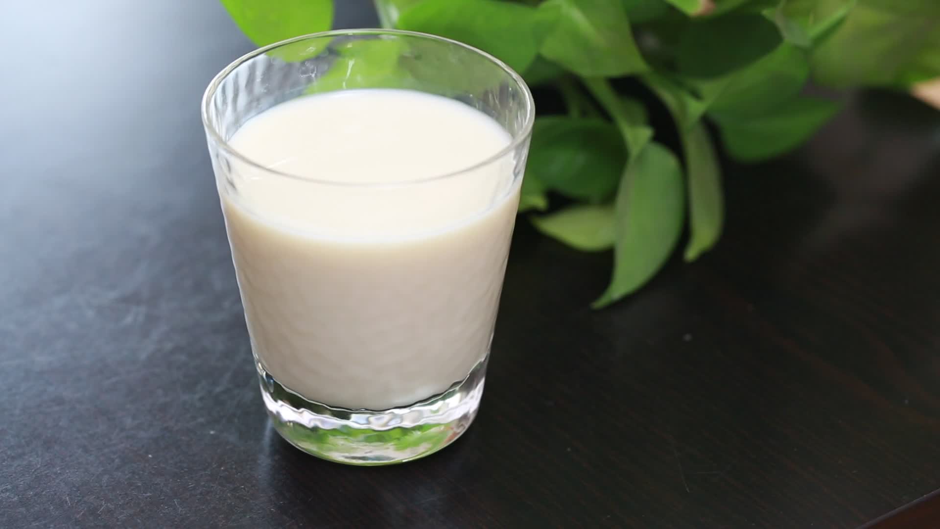 玻璃杯装一杯牛奶视频的预览图