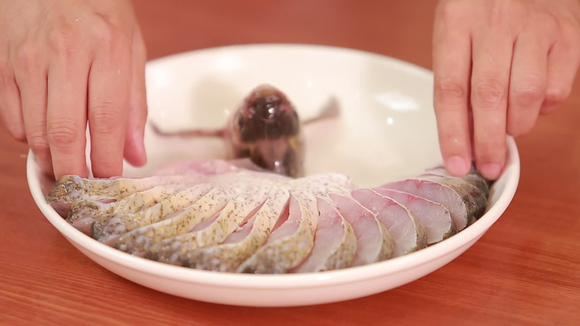 摆盘孔雀鱼造型武昌鱼视频的预览图