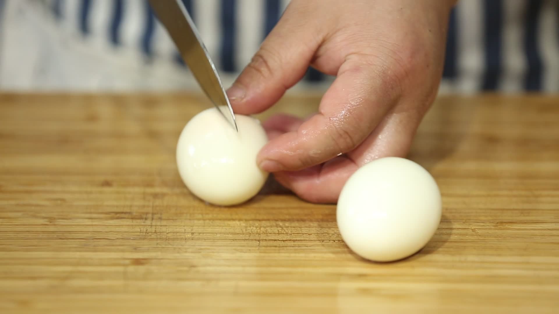 剥鸡蛋包鸡蛋壳视频的预览图