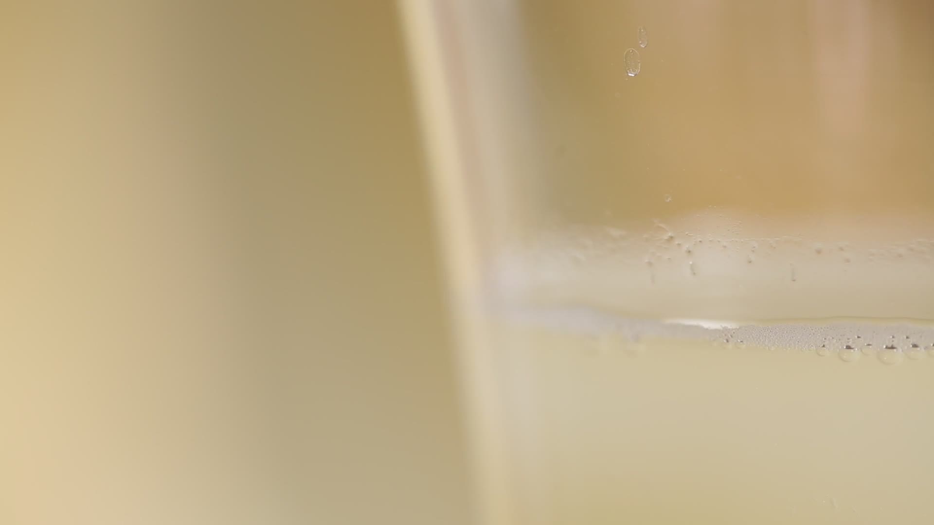 冲泡奶粉胶原蛋白视频的预览图