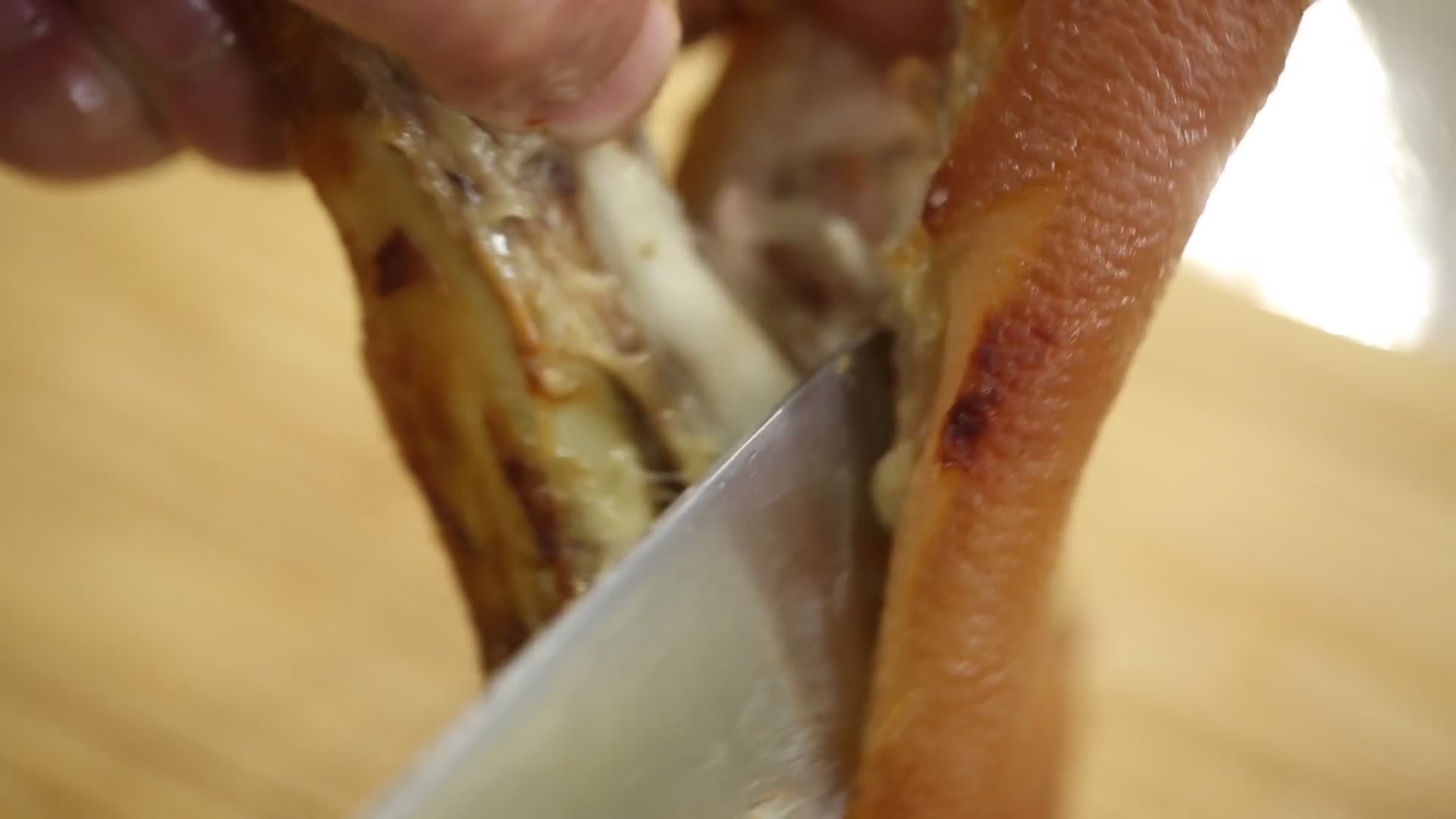 厨师刀工给猪蹄剔骨全过程视频的预览图